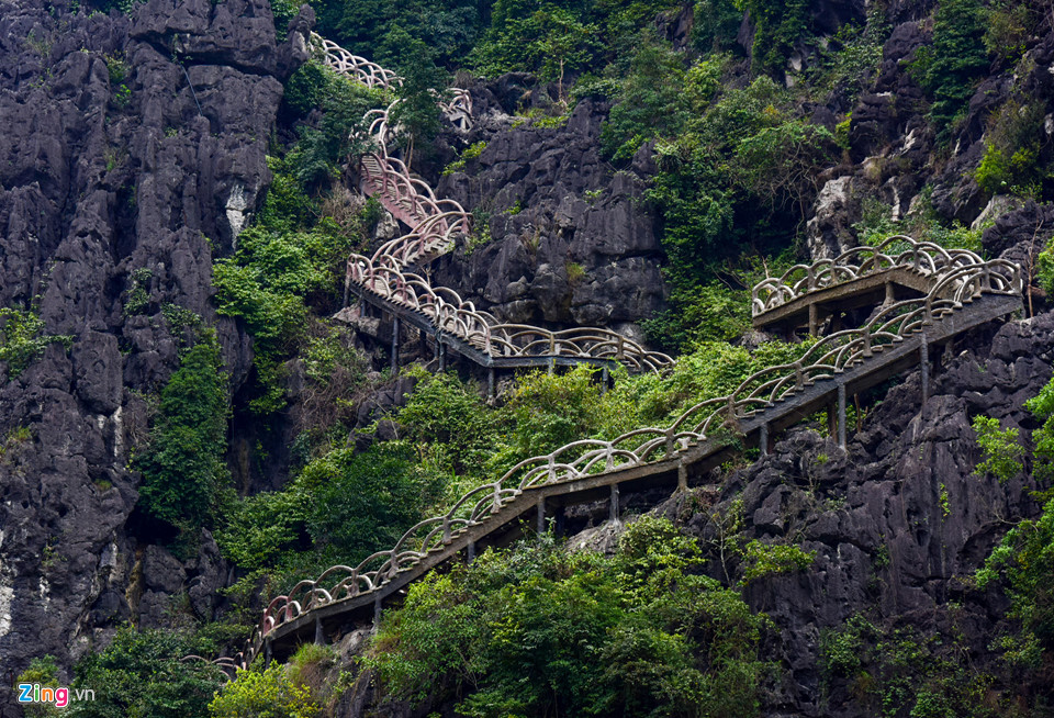 Cận cảnh 2.000 bậc không phép xuyên lõi di sản Tràng An